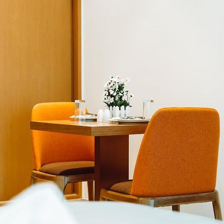 HE Hotel Apartments Dubai Exterior foto A table and chairs