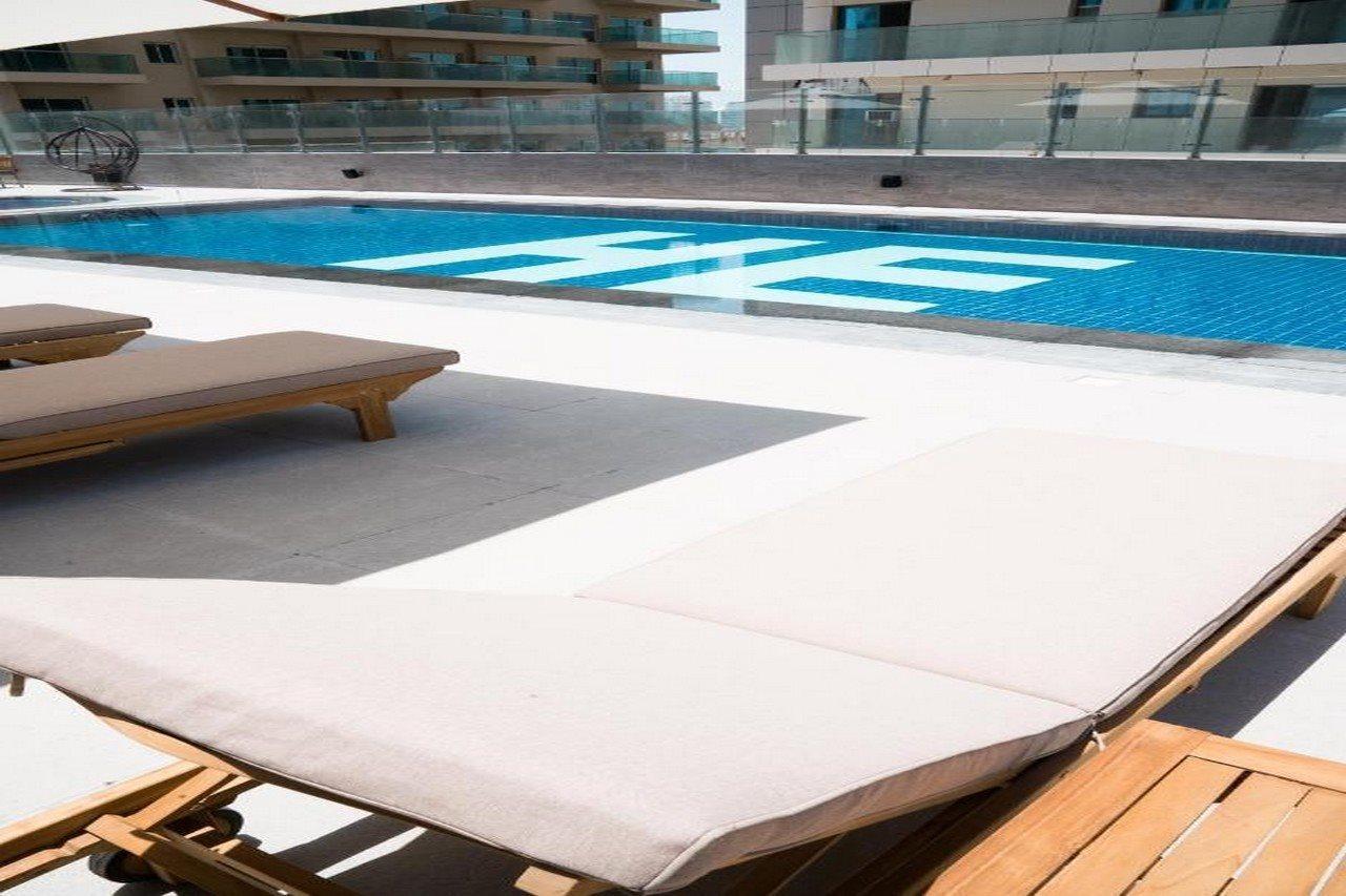 HE Hotel Apartments Dubai Exterior foto A pool cover