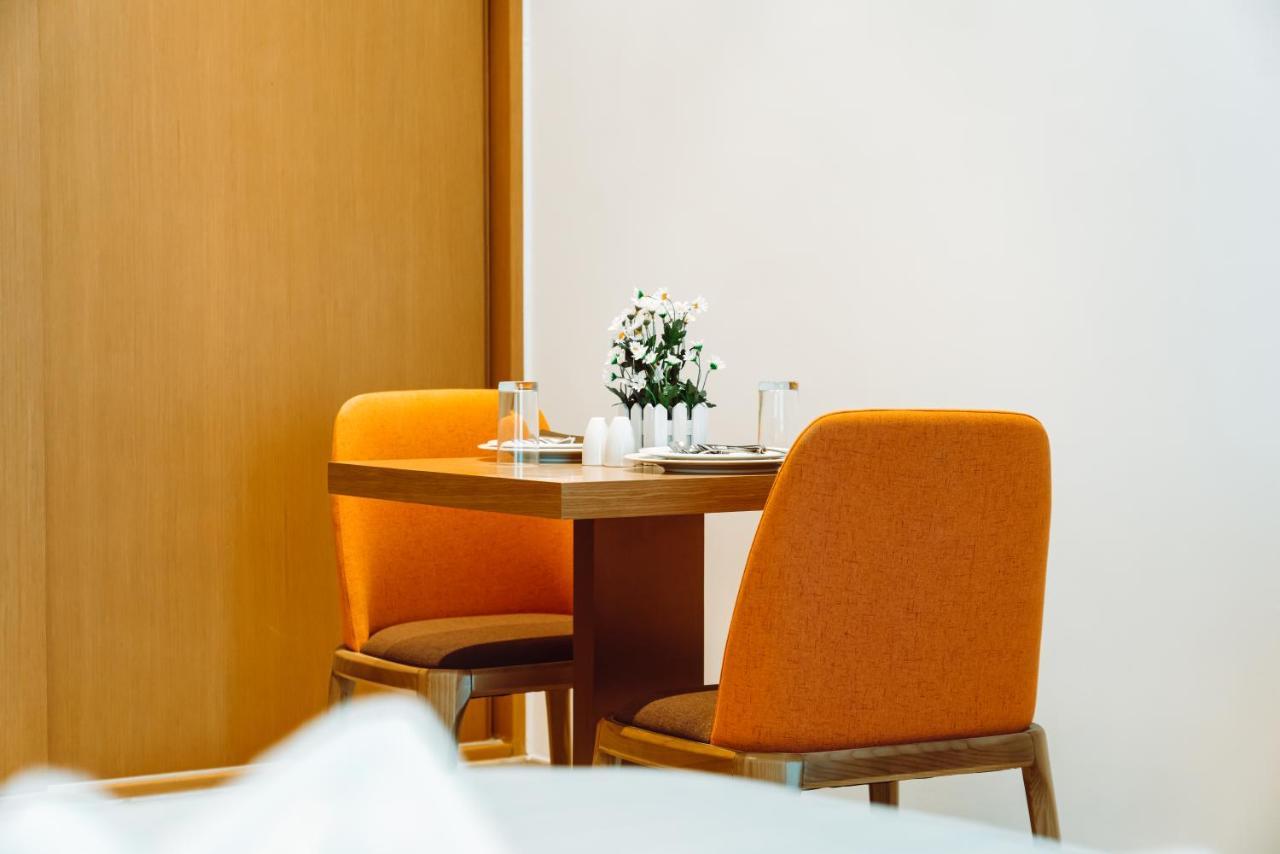 HE Hotel Apartments Dubai Exterior foto A table and chairs